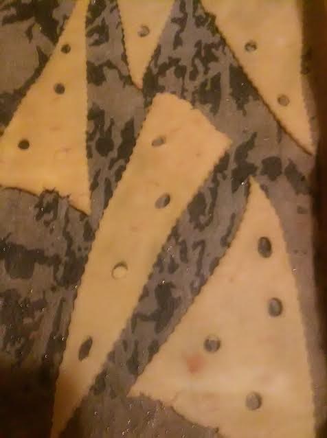 Háromszög alakú, szívószállal kilyuggatott sajtos kréker, sütés előtt